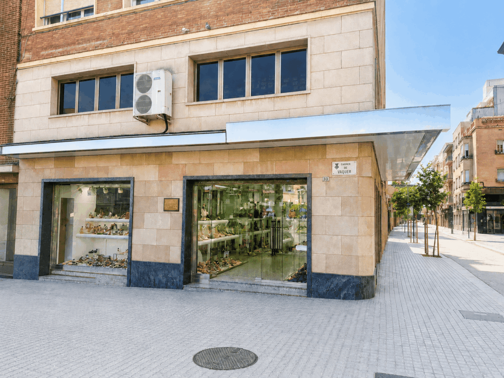 Local esquinero en L’Hospitalet de Llobregat, frente a la plaza del Mercado de Collblanc.