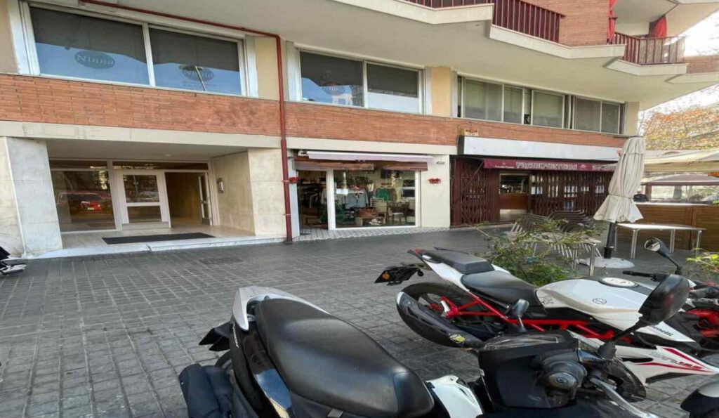 Local en venta en rentabilidad en la calle Rosselló (Barcelona)